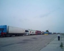 Херсонские пограничники изъяли две фуры с мебелью и 14 тоннами мяса