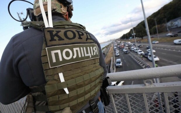 "Сдавал взрывчатку": появились первые фото военного, угрожавшего взорвать мост Метро в Киеве
