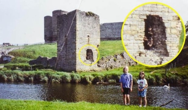 Призрак валлийской крепости испортил семейное фото