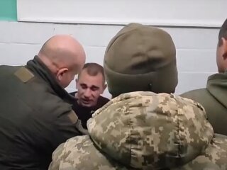 Призовника силою везуть у військкомат, кадр з відео