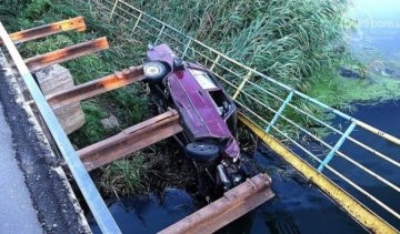 У Маріуполі ВАЗ із військовими злетів з мосту