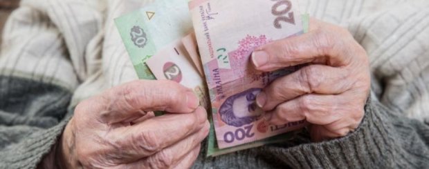 Чому не зростають українські пенсії