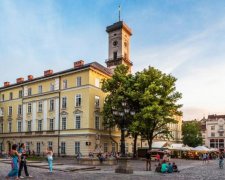 Майже рік без зарплати: жінка погрожувала зістрибнути з львівської Ратуші