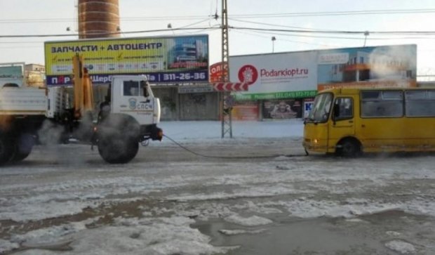  У Росії авто примерзли до дороги через прорив труби