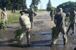 Зеленский едет: военных заставили бутылками и лиственными вениками осушать лужи