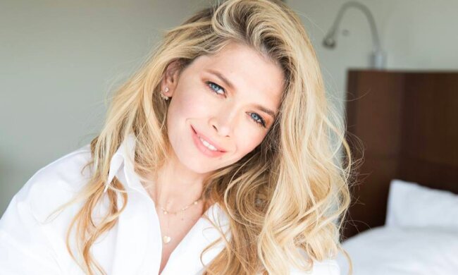 Абсолютно гола Брежнєва ледь прикрила принади: "Готуюся розповісти класну новину"