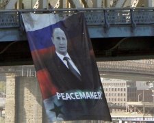 На Бруклінському мосту повісили банер з російським "миротворцем"