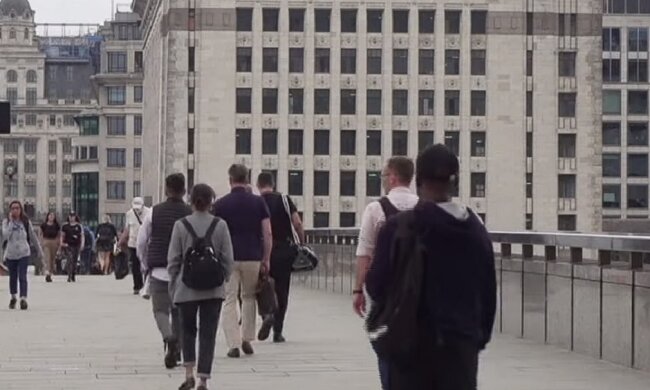 Люди на вулицях, скріншот: Youtube