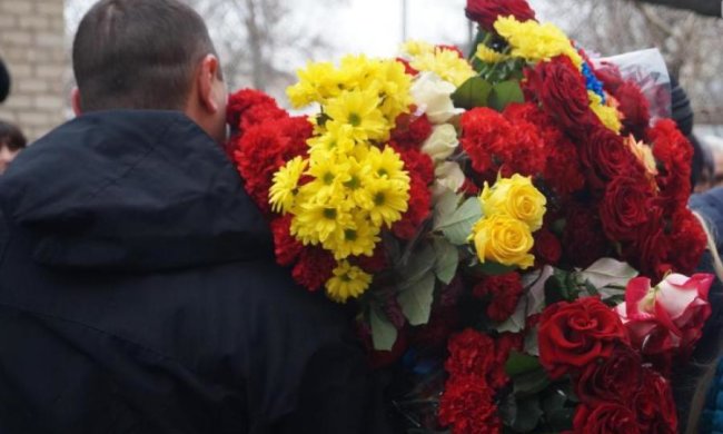 Зі сльозами на очах: Україна попрощалася з молодим бійцем, загиблим на Донбасі 