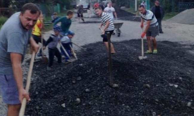  Дістало: жителі Ужгорода зробили роботу автодору