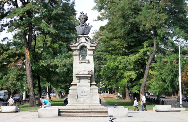Дніпровські вандали розгромили пам'ятник, Пушкіна тепер не впізнати: "Я тут ср*в"
