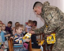 "Решил спросить отца, но он как раз погиб": истории детей погибших воинов АТО довели украинцев до слез