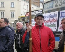 Львівські перевізники бастують з трембітами (фото,відео)