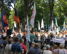 В сети троллят забавный побег "кассирши" проплаченного митинга