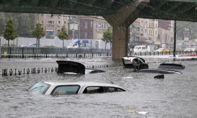 Водопад из машин: стихийное бедствие превратило Турцию в ад