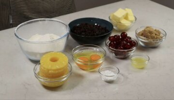 Фруктовый кекс с вишней и ананасом: фото скрин Ютуб