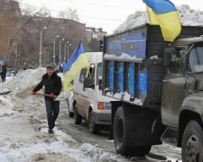 До будинку Вілкула в Кривому Розі привезли неприбраний сніг (фото)