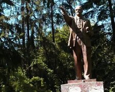 Київський Ленін отримав нове пристановище і охорону: відео