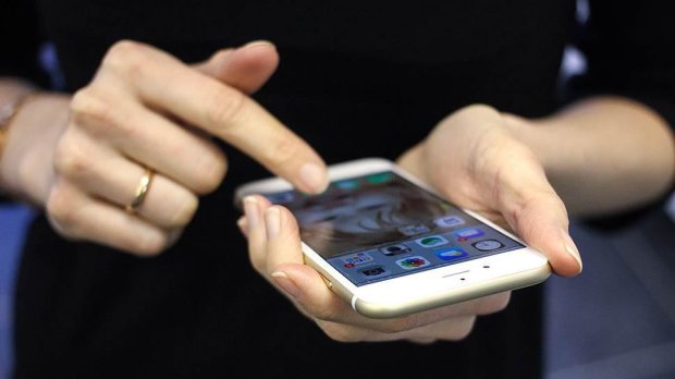 Отпечатки пальцев больше не спасут: любой смартфон научились ломать за секунды