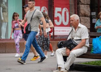 Доплата до пенсії понад 2500 грн: гроші в руках пенсіонера