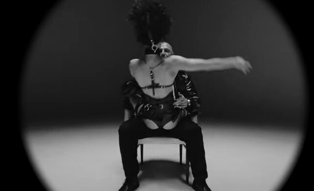 Женатого Потапа заметили в окружении голых девушек – сидела на "болте" певца и лезла целоваться