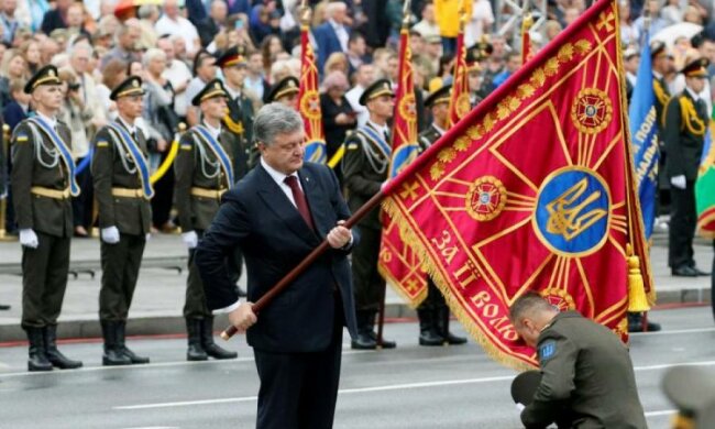 Порошенко не справился за 2 недели, но за 4 года построил боеспособную армию, – блогер