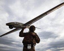 Украинский военный запускает дрон