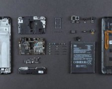 Xiaomi показав всю начинку Pocophone F1: видео