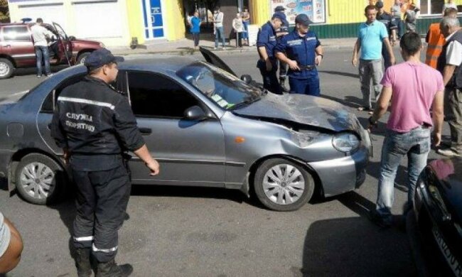 Дорожній стовп впав на авто у Кіровограді  (фото)