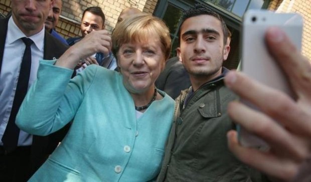 Селфи беженца с Меркель обойдется Facebook в кругленькую сумму
