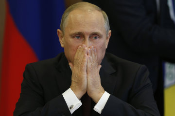 Спортсмени так хотіли селфі з Путіним, що зламали стіл: "а могли й Вову"