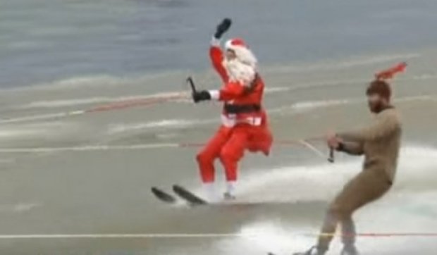  Санта промчался на водных лыжах (видео)