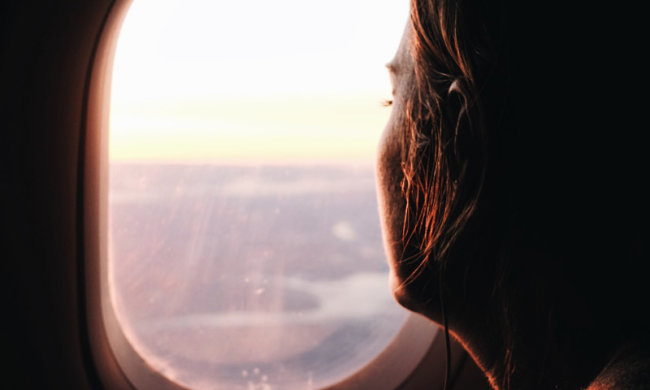 Пассажир с борта самолета заснял таинственный гигантский подводный объект: "Это нечто, что находится за пределами нашего понимания"