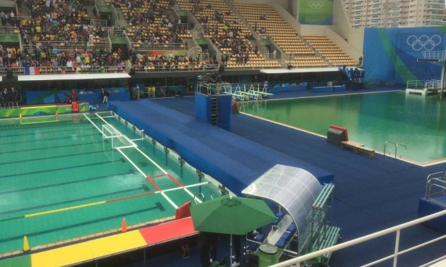 Олімпійський басейн позеленів під час змагань