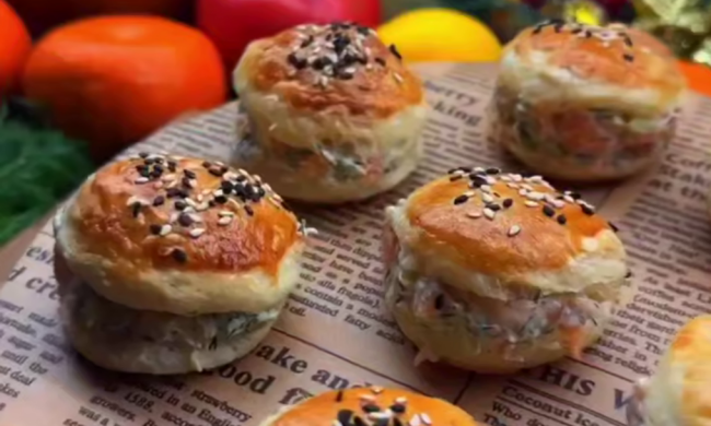 Закуска с красной рыбой, кадр из видео