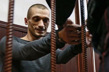 Російський скандаліст-художник вимагає судити його як терориста