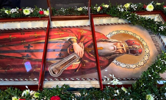 Рака с частицей мощей преподобномученика Макария