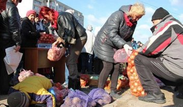 Кандидат в мери Херсона провів агітацію дешевими продуктами (фото)