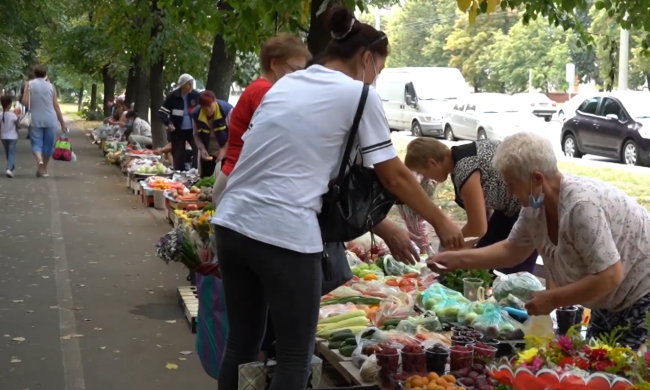 Стихійна торгівля. Фото: скрін youtube