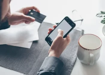 Шахраї телефонують та ошукують українців