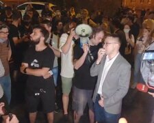 Сергей Стерненко вместе с митингующими, скрин с видео