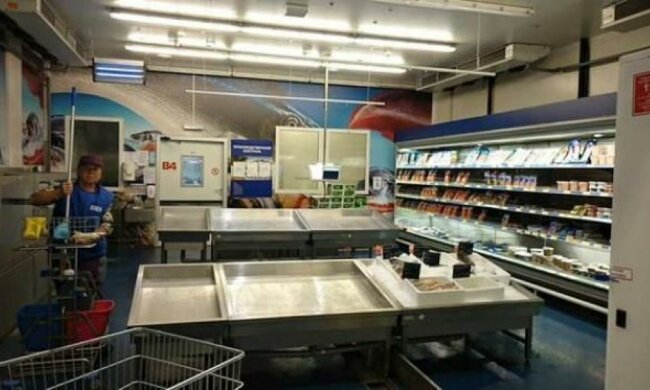 У Криму спорожніли прилавки магазинів (фото)