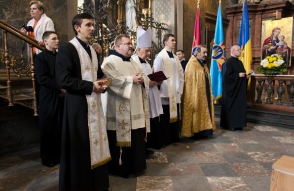 Во Львове День Соборности отметили массовыми молебнями, католики обнялись с православными: "За Украину"