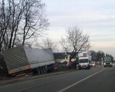 Под Львовом взорвавшееся колесо превратило фуру в груду металлолома