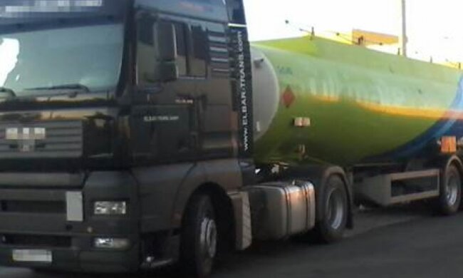 В зоні АТО перехопили 21,3 тонни бензину для бойовиків (фото)