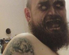 Чоловік обмінявся обличчям зі своїм татуюванням