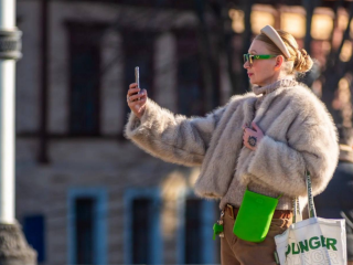 Українка, телефон, селфі, фото із соцмереж