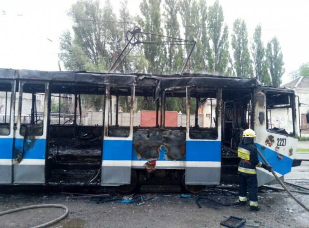 У Дніпрі трамвай і маршрутка спалахнули на ходу, пасажири пережили страшне, - кадри пожежі на колесах