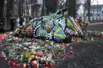 Море квітів і сліз: в Одесі попрощалися з по-звірячому вбитою школяркою Дашею Дробот, скорботні кадри