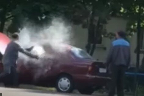Мужчина пытался поджечь авто, скриншот